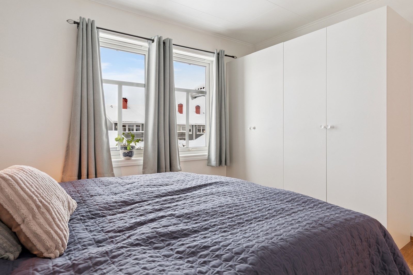 Her er det god plass for garderobeløsninger langs den ene veggen. Galleribilde