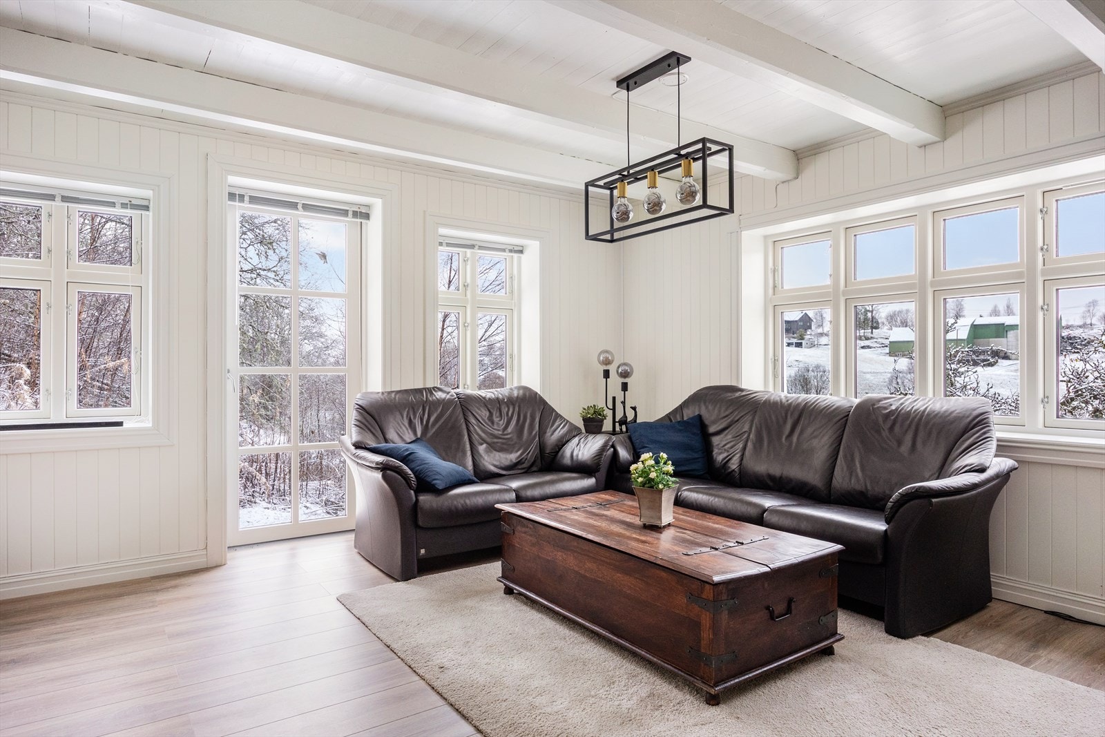 Taklampen i stuen følger ikke med i salget. Galleribilde