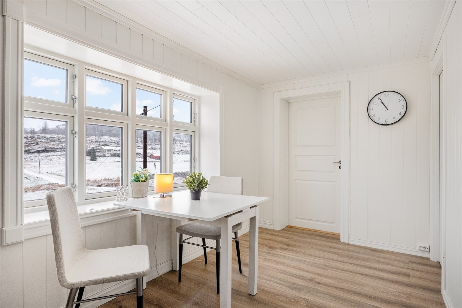 Plass til spisebord ved kjøkkenvindu Galleribilde