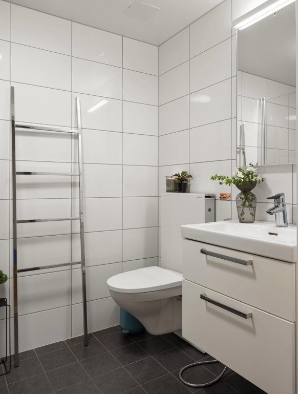 Bad med vaskemaskin Galleribilde