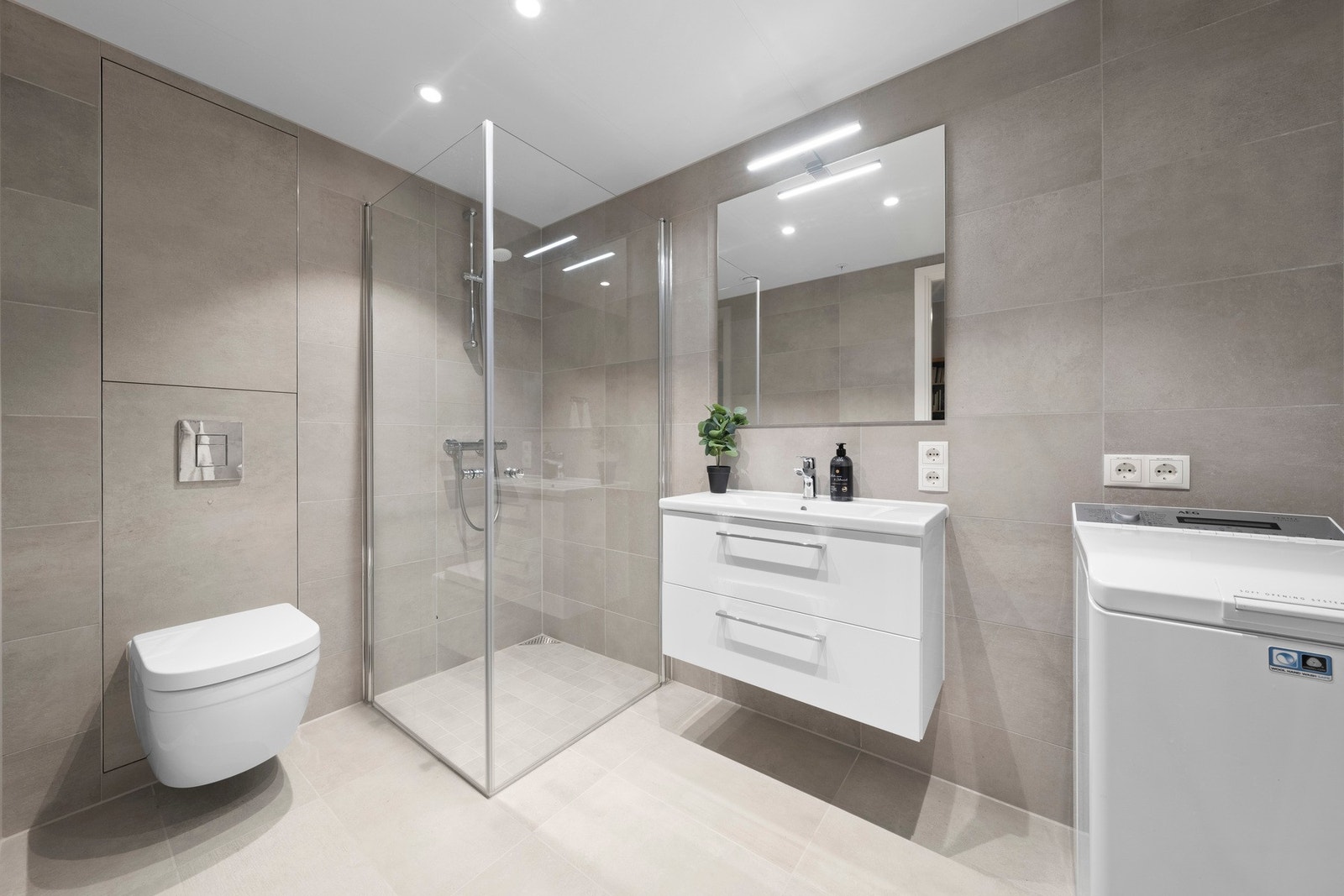 Her er det elektriske varmekabler og opplegg for vaskemaskin. Galleribilde