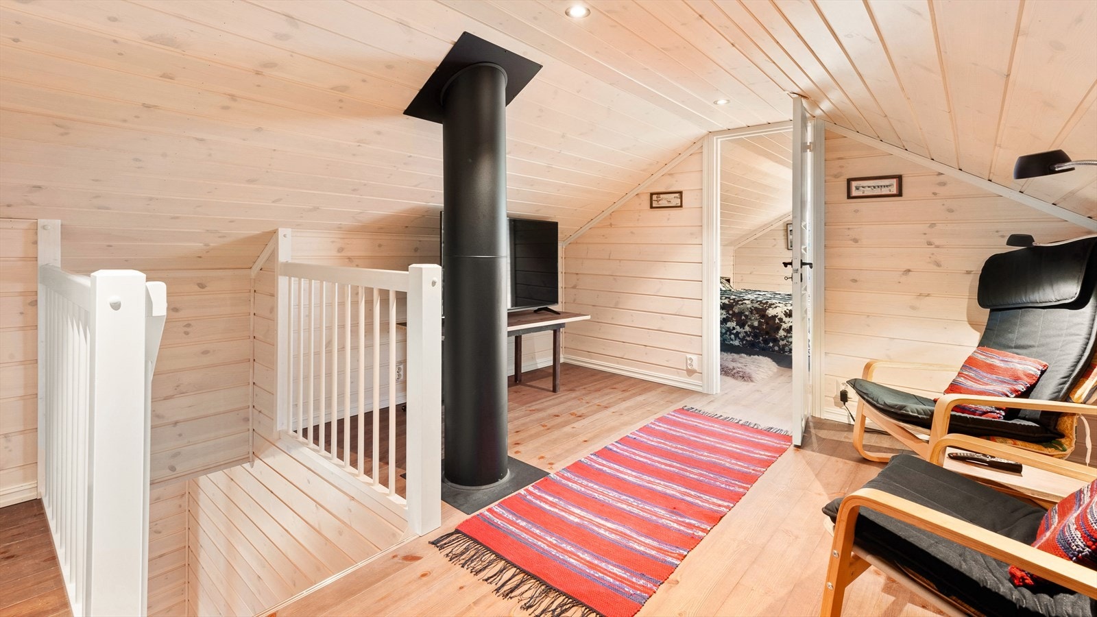 I boligen er det hovedsakelig furu på gulv, trepanel på vegger og trepanel i tak. Det er spotter i tak i stue/kjøkken og i loftstue. Galleribilde