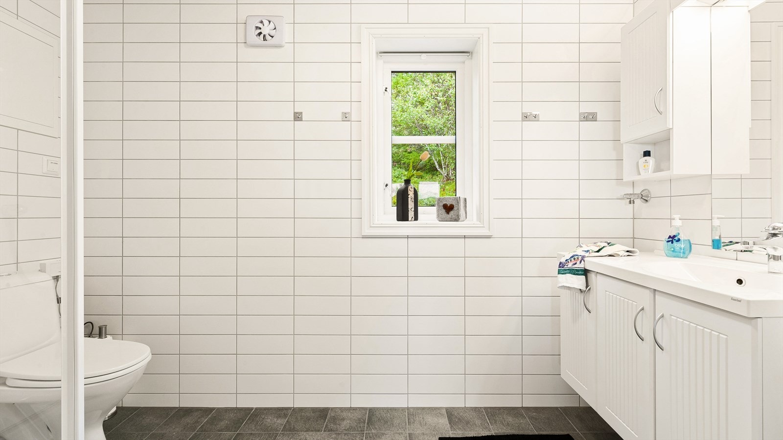 Flislagt bad med varme i gulv og opplegg for vaskemaskin. Galleribilde