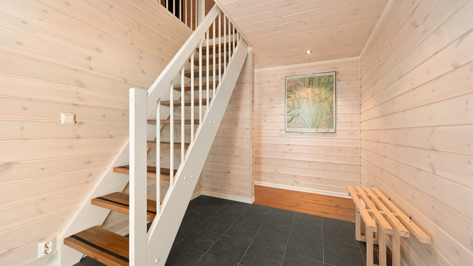 Romslig entré/gang som ønsker velkommen inn! Her er det god plass til å sette fra seg sko og henge fra seg yttertøy. Galleribilde