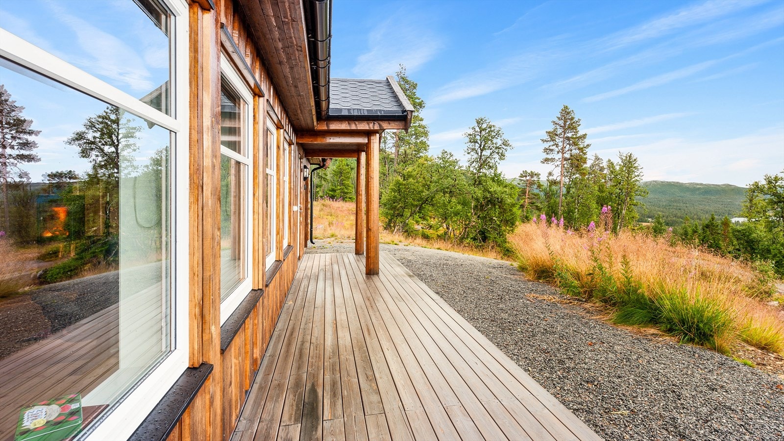 Hytta har en solrik terrasse ut fra stue og ved inngangspartiet, med rikelig plass for utemøblement og grill. Galleribilde