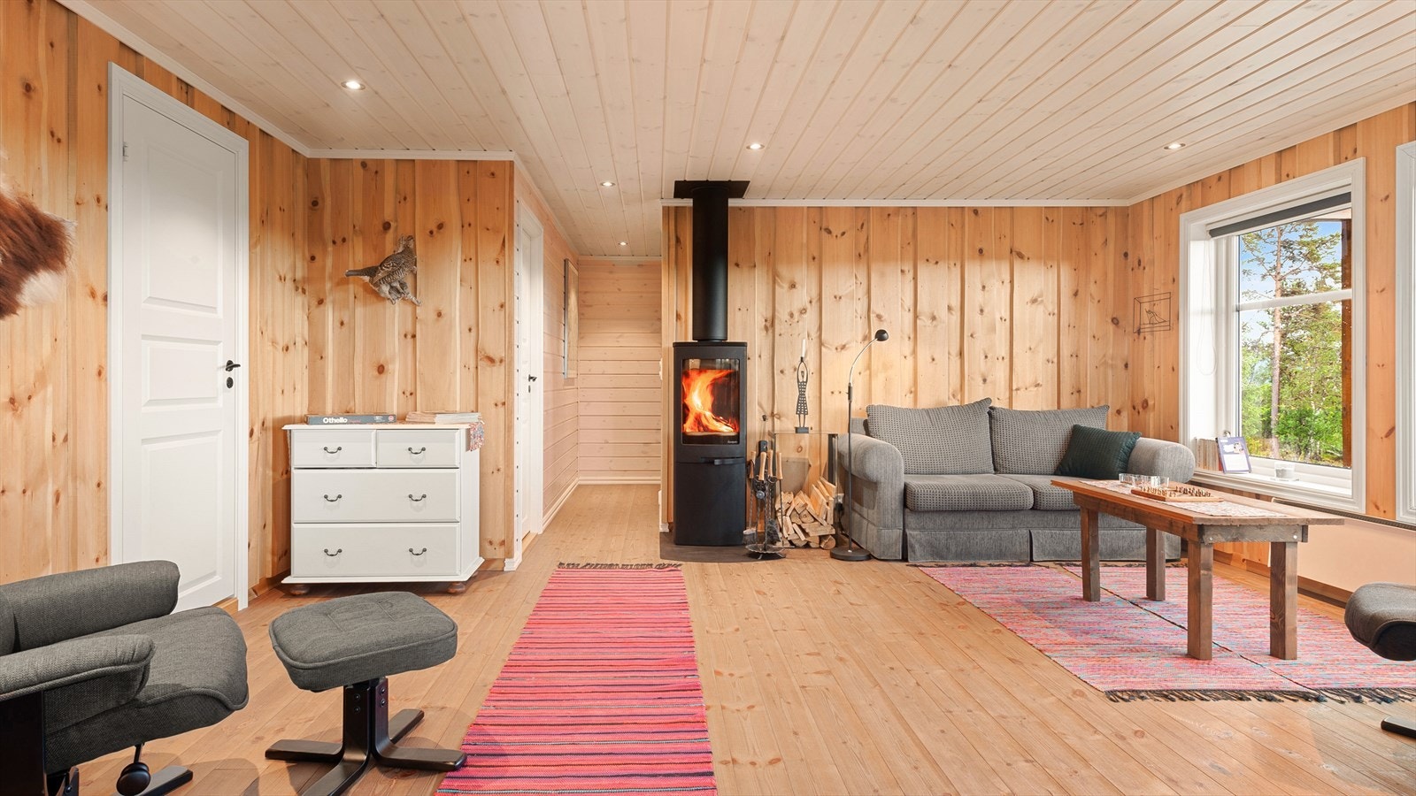 I stuen er det montert vedovn med glass i dør, noe som gir et koselig innsyn til flammene. Galleribilde