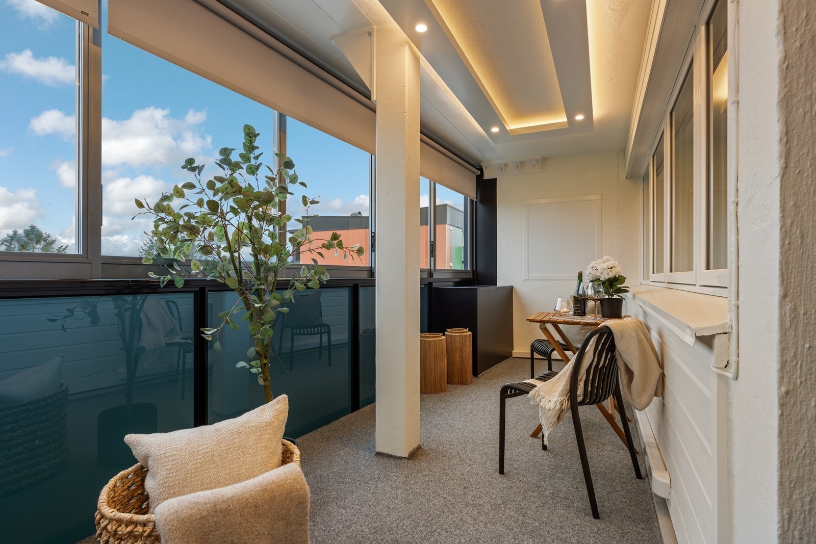 Herlig innglasset balkong, som oppleves som en ekstra stue. Galleribilde