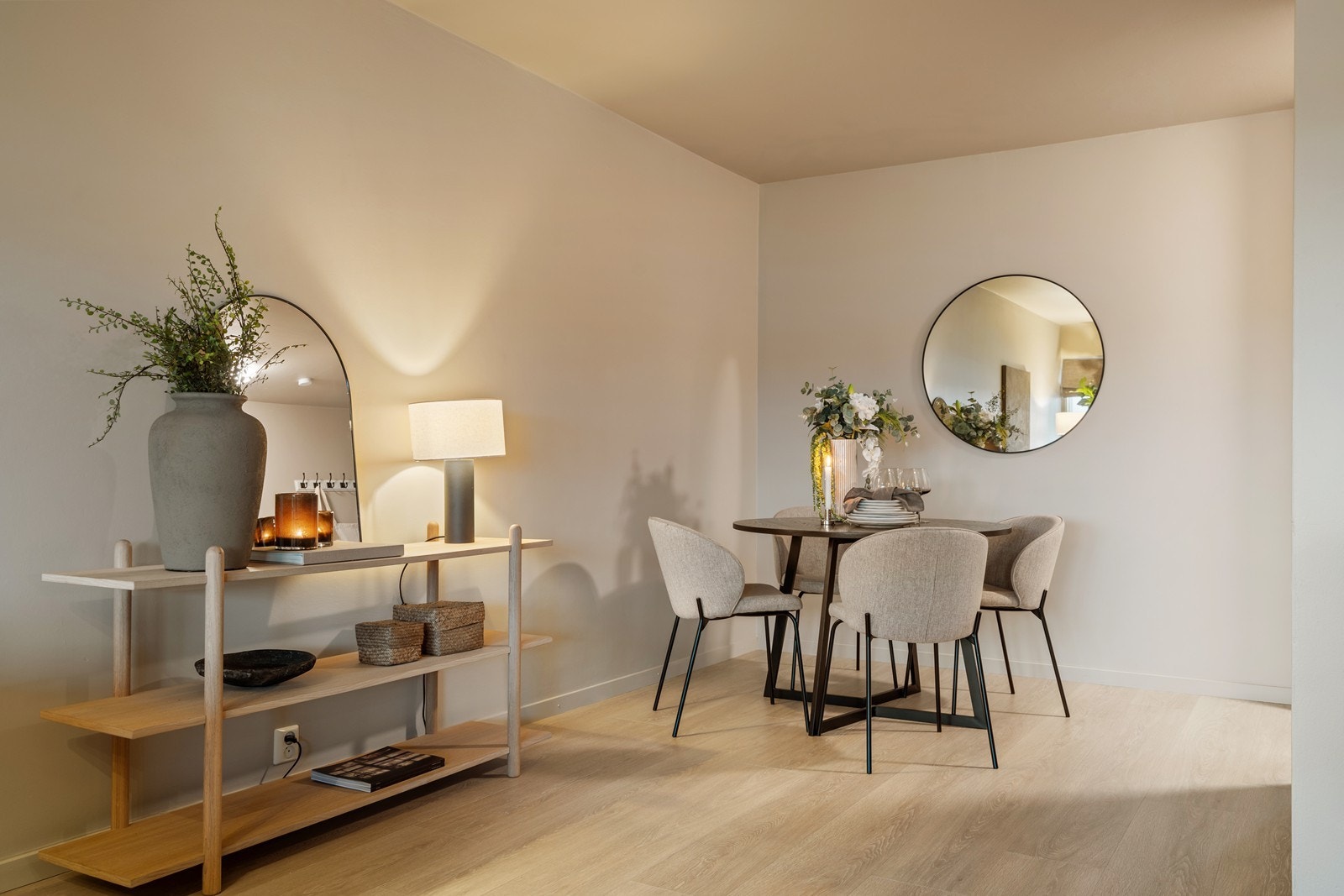 Stuen har godt med plass til både sofa gruppe og spisestue. Galleribilde