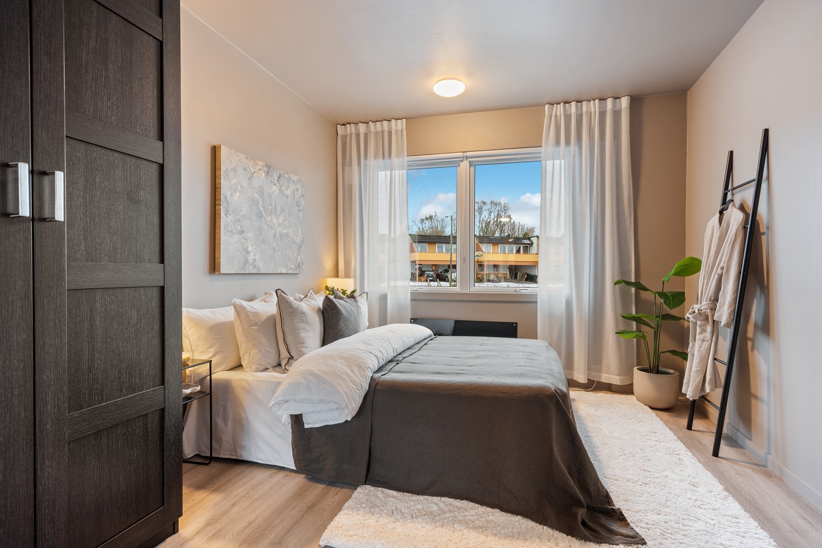 Lyst og delikat hovedsoverom. Boligen har 2 soverom av god størrelse, begge med flott garderobe. Galleribilde