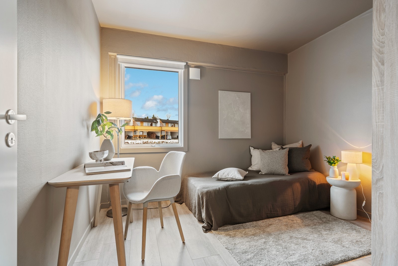 Soverom nr. 2 også med garderobeskap. Lyst og delikat. Galleribilde