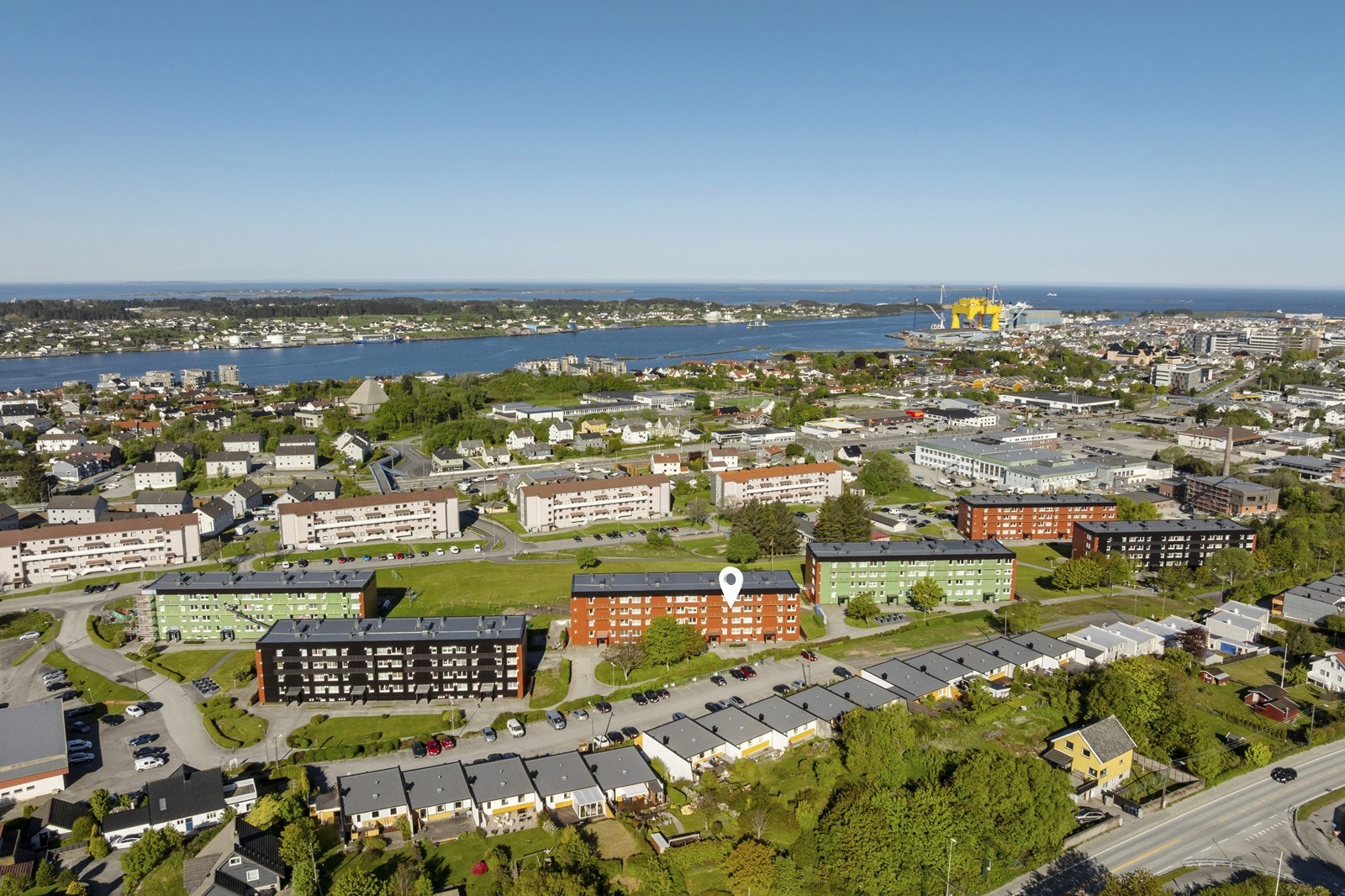 Område - Sentral beliggenhet i Haugesund. Kort avstand til de fleste fasiliteter. Da blant annet, Sentrum, Raglamyr, legesenter, Helsestasjon, Plantasjen, 3 dagligvare butikker mm, Galleribilde