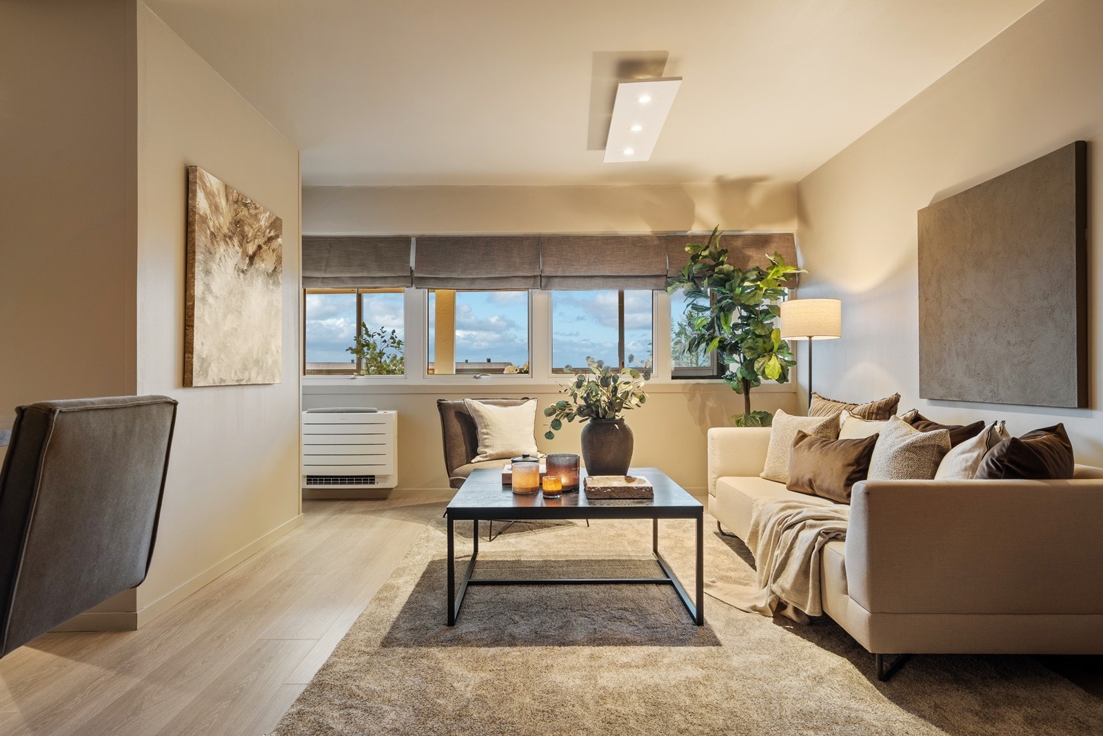 Lys og trivelig stue med tidsriktige farger og gulv. Herlig innglasset balkong. Varmepumpe. Galleribilde