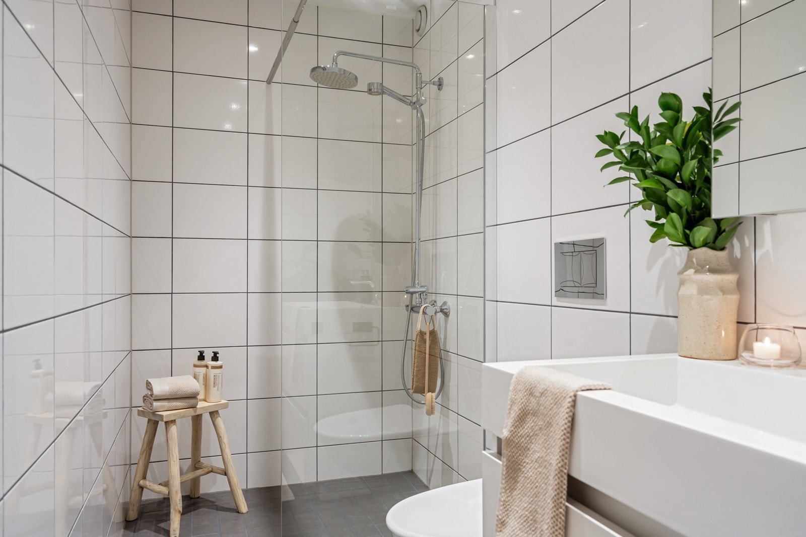 Helfliset, utvidet baderom med varme i gulv. Flott baderomsinnredning med skuffer, samt speilskap, i tillegg til dusjnisje og vegghengt toalet. Opplegg for vaskemaskin. Galleribilde