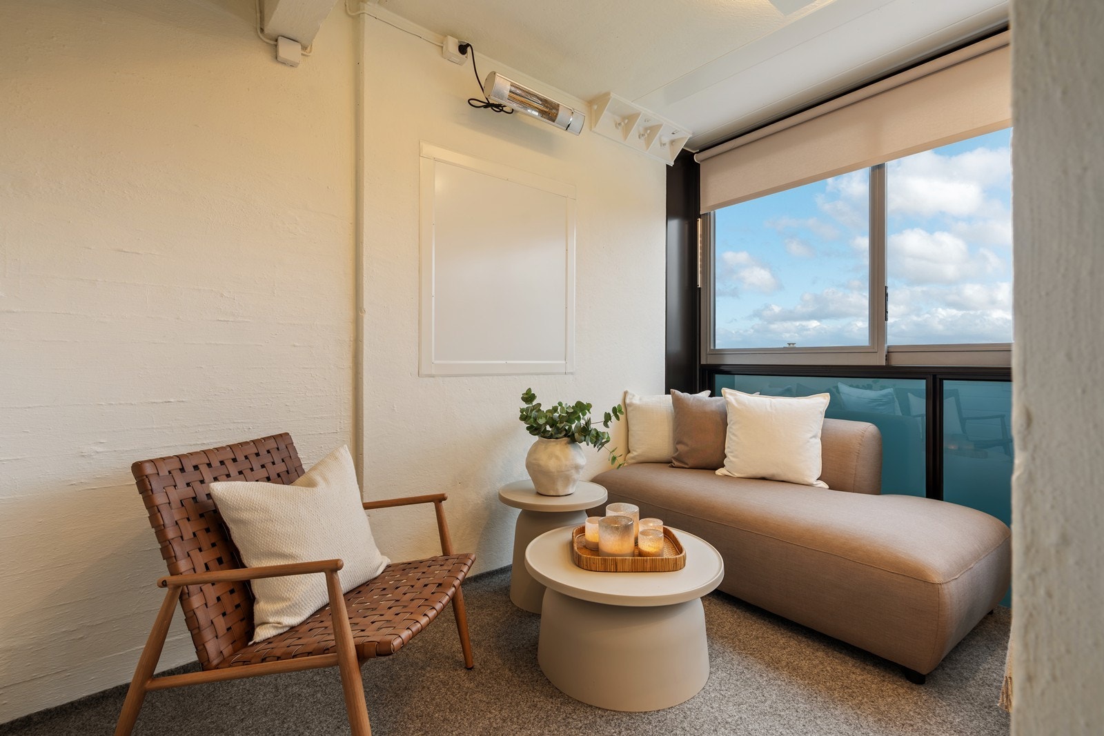 Herlig innglasset balkong, som oppleves som en ekstra stue. Galleribilde