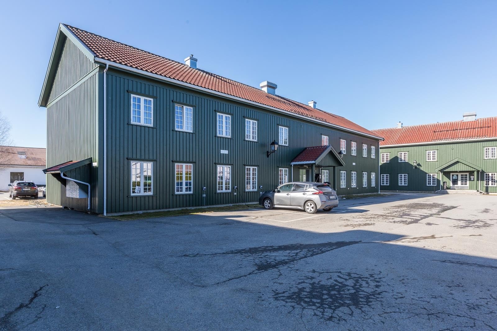 Parkering tilbys både i indre og ytre tun Galleribilde