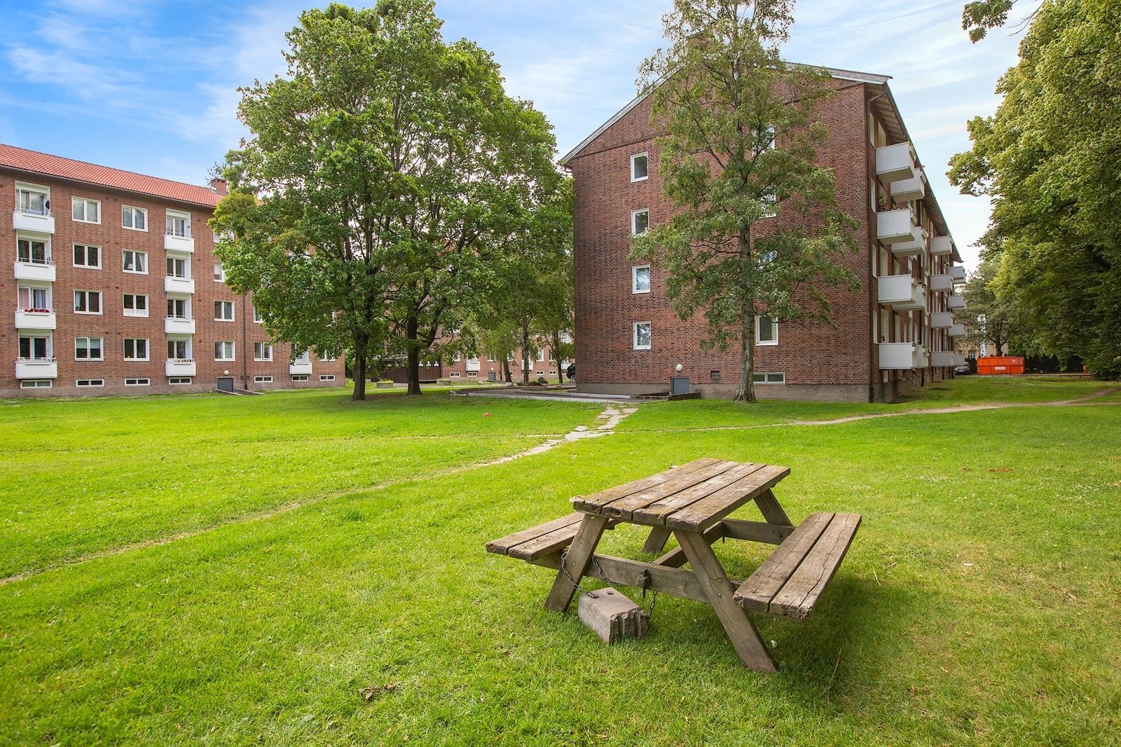 Eiendommen er omringet av store grøntarealer til disposisjon for beboerne Galleribilde