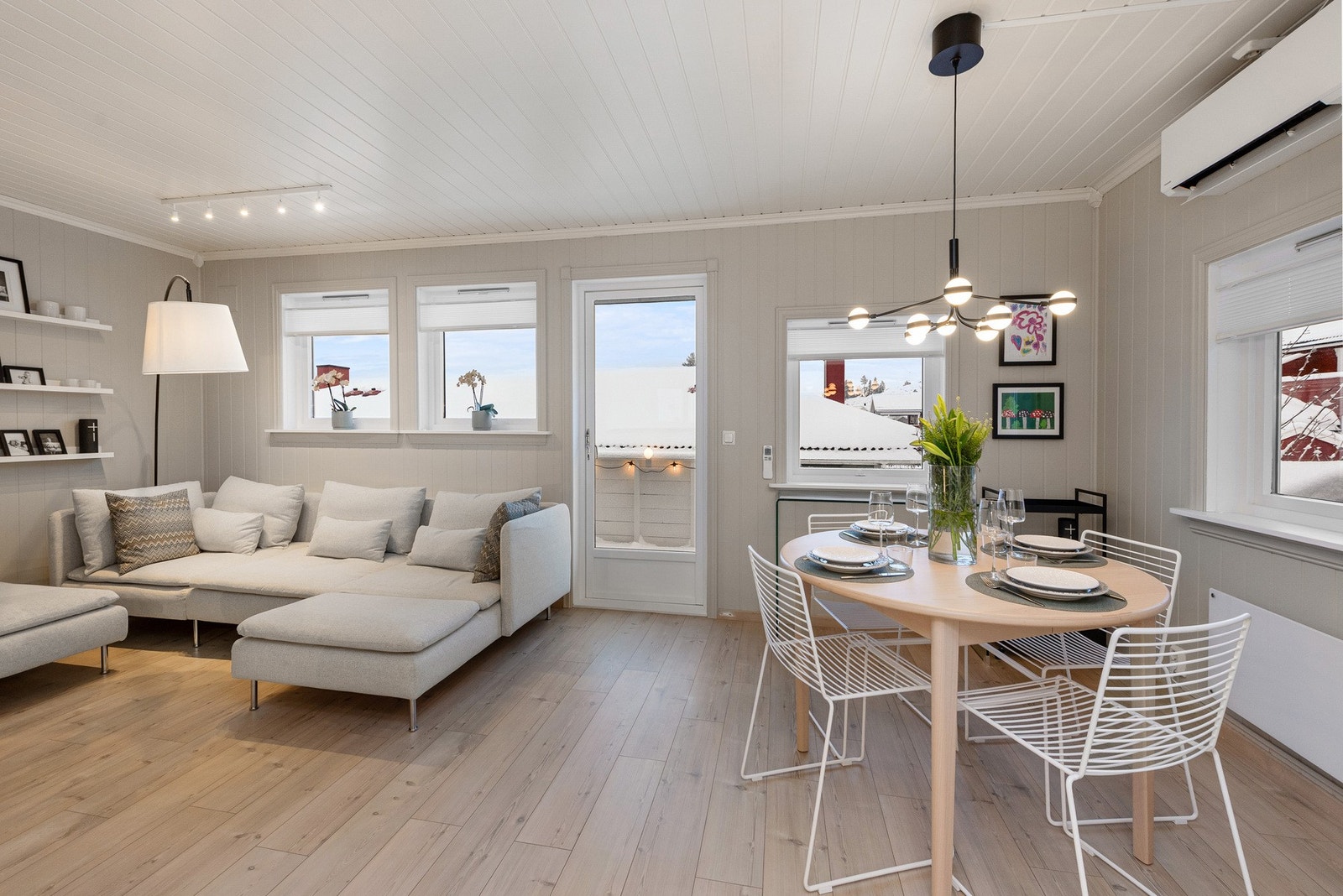 Boligen har oppdaterte overflater i alle om og fremstår med normal god standard. Galleribilde