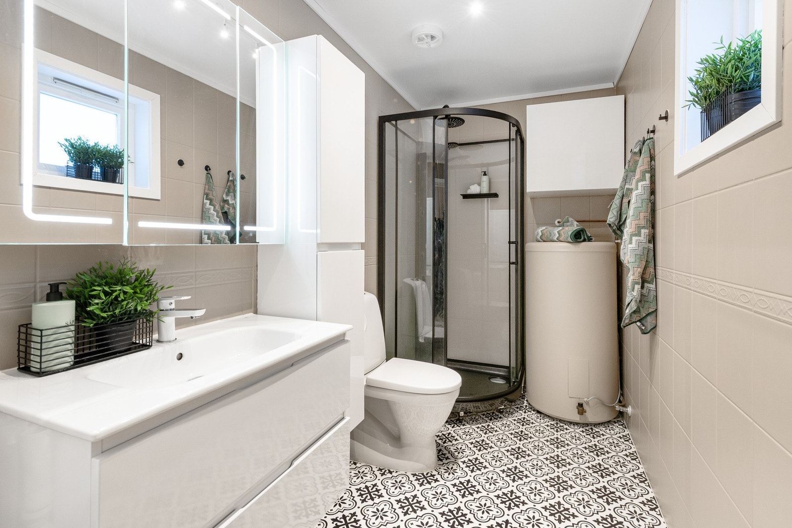 Badet er fra byggeår, med fornyelse av overflater og innredning i senere tid. Galleribilde