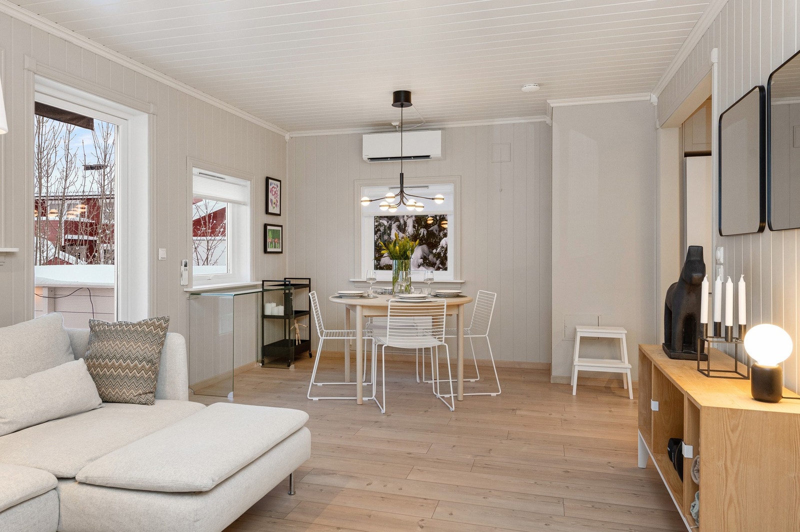 Stuen og kjøkken er samlet i en stor, åpen løsning som gir gjennomstrømning av naturlig dagslys og en tilhørende god atmosfære. Galleribilde