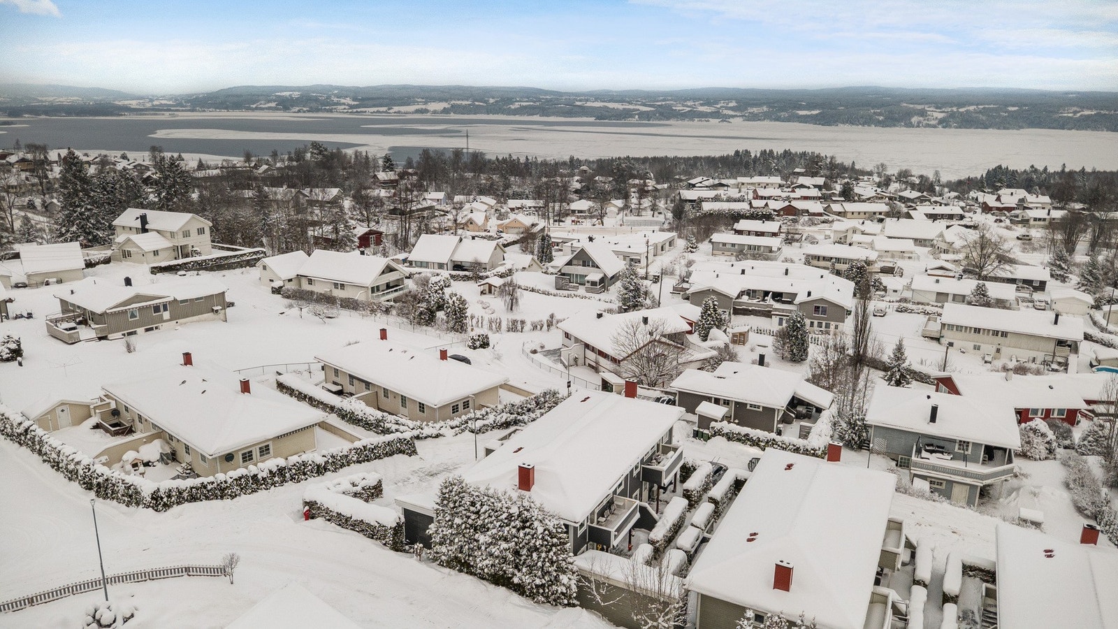 Leiligheten ligger fint til i høy 1. etasje, høyt i terrenget, med fint utsyn over nærområdet og glimt av Øyeren fra stue og veranda på stuesiden Galleribilde