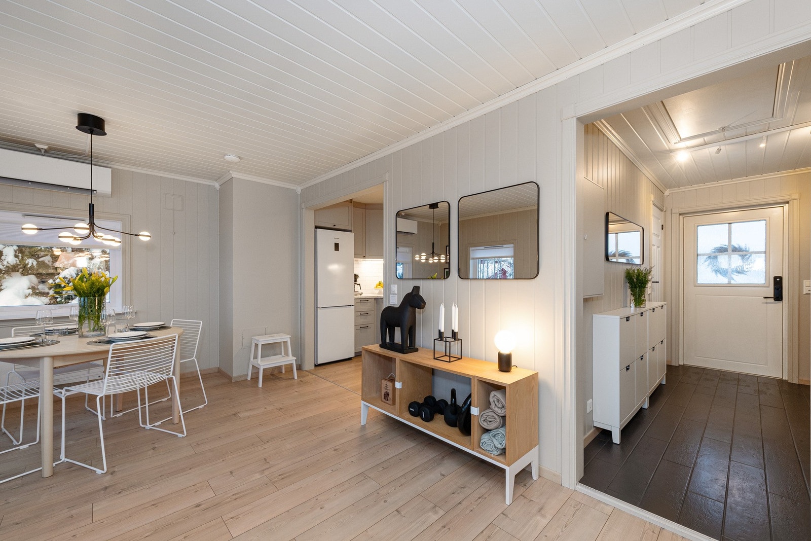 Planløsningen fremstår som bruksvennlig og god med romslig entré, pent og funksjonelt bad, romslig stue/spisestue med åpen løsning mot kjøkken samt to soverom Galleribilde