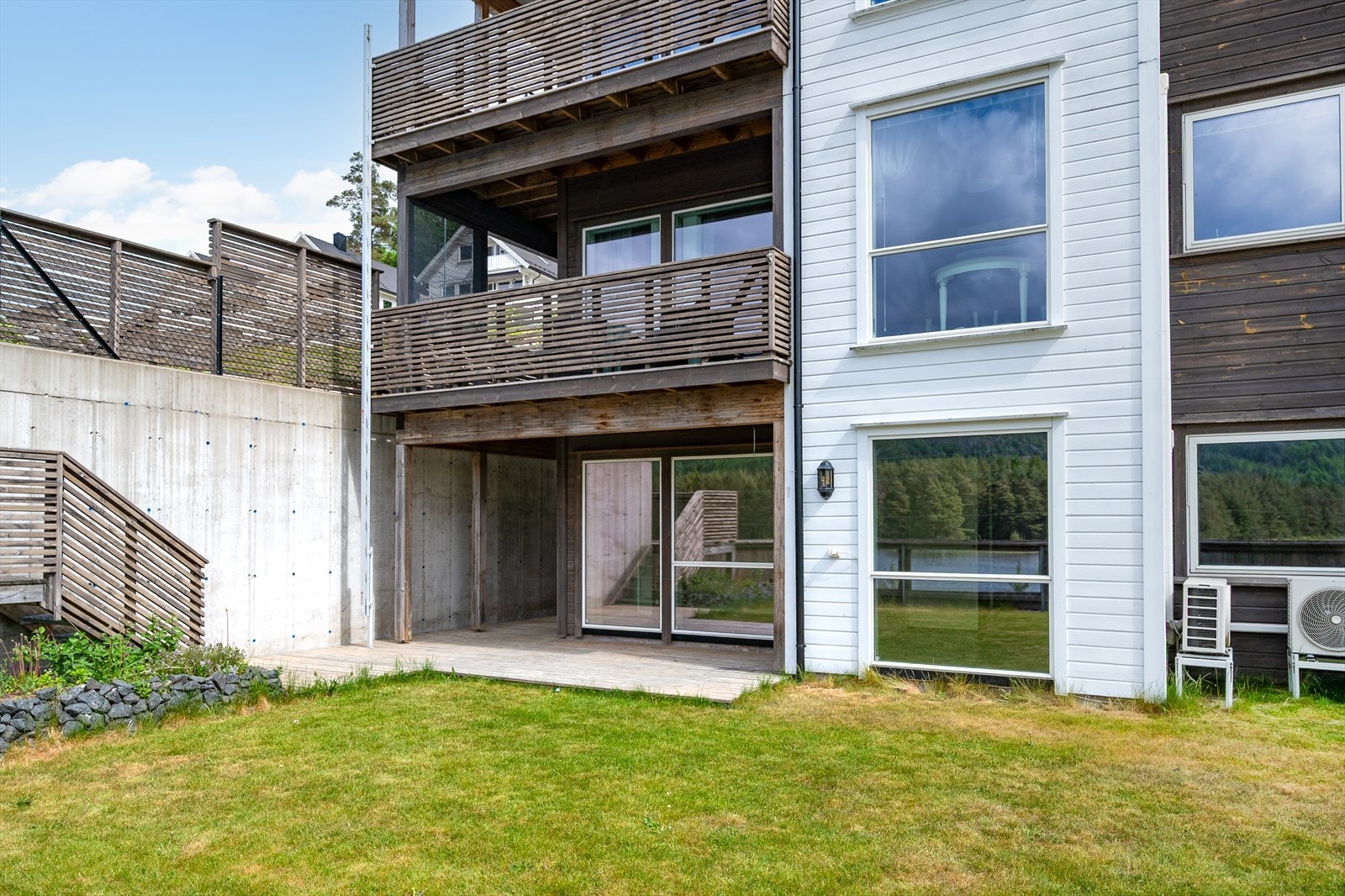 Skjermet uteplass grenser til felles hage Galleribilde