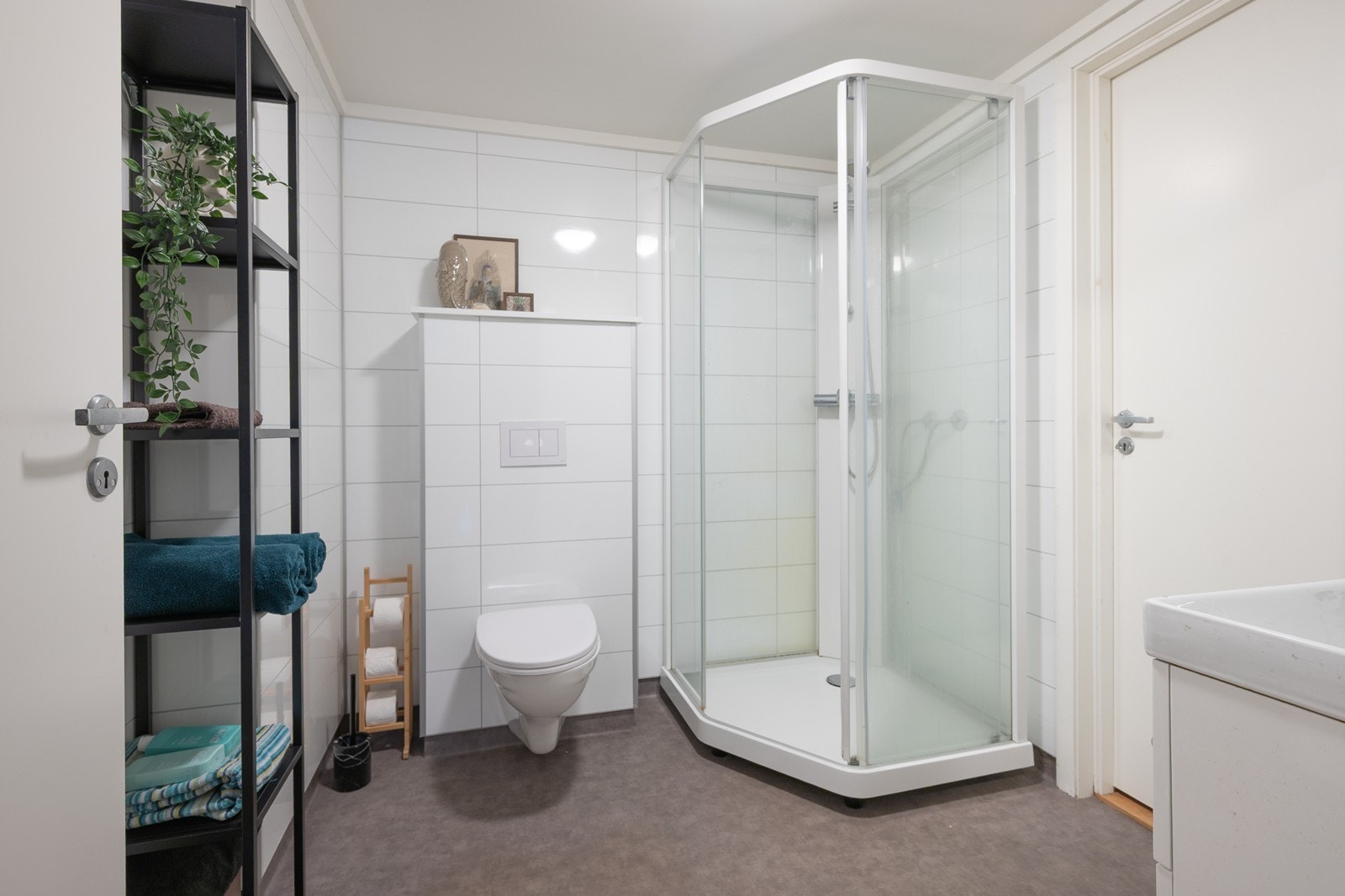 Vegghengt wc, duskjabinett og direkte inngang til vaskerom Galleribilde