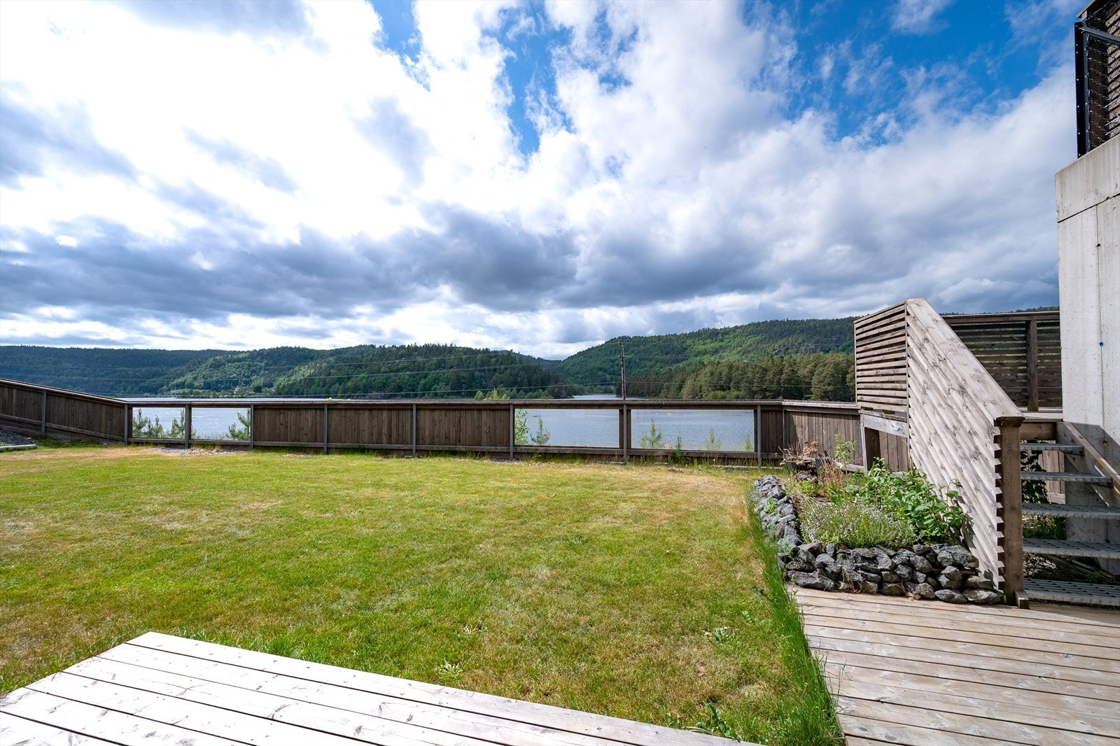 Vestvendt terrasse med gode solforhold Galleribilde