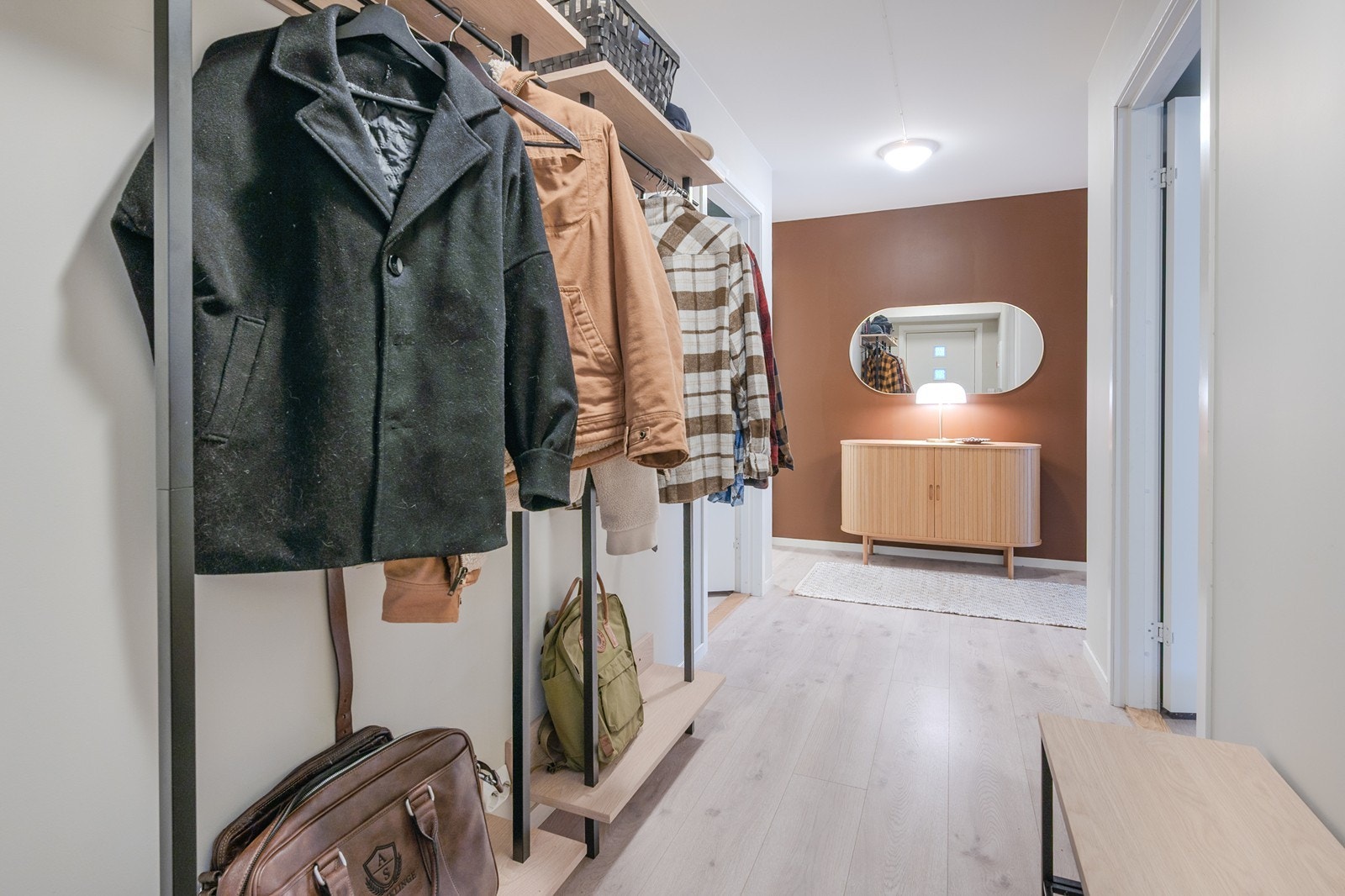 Fin entré med åpen garderobeløsning Galleribilde