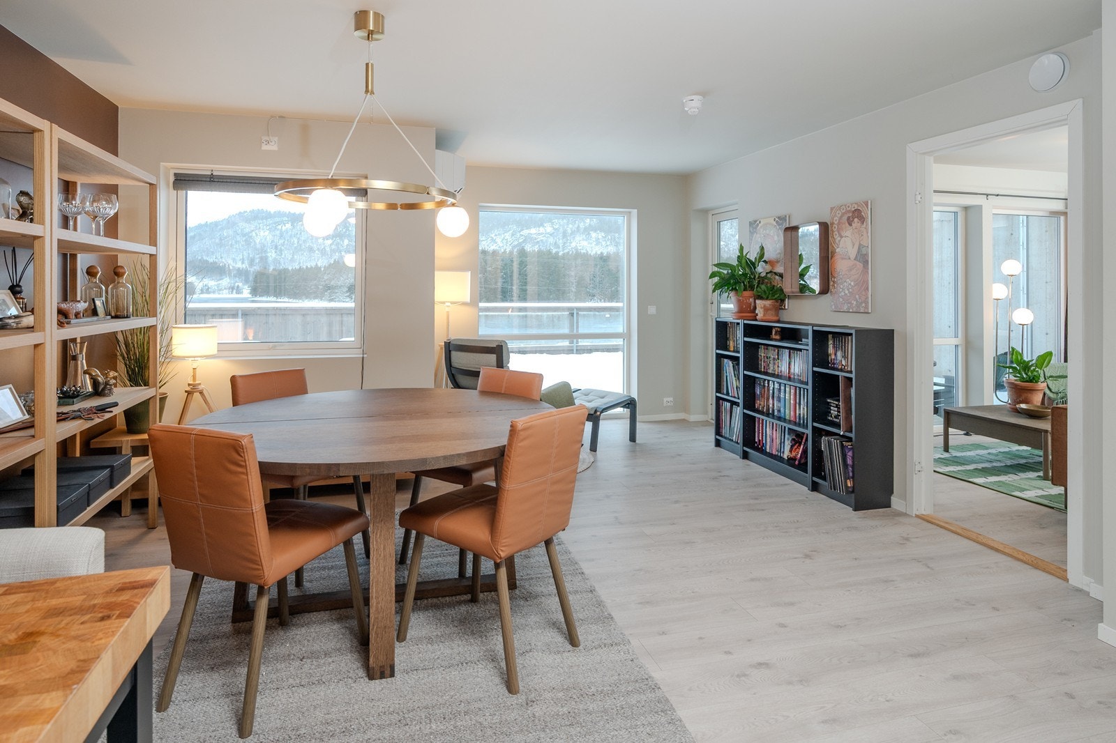 Store vindusflater gir godt med naturlig lys og fin utsikt Galleribilde