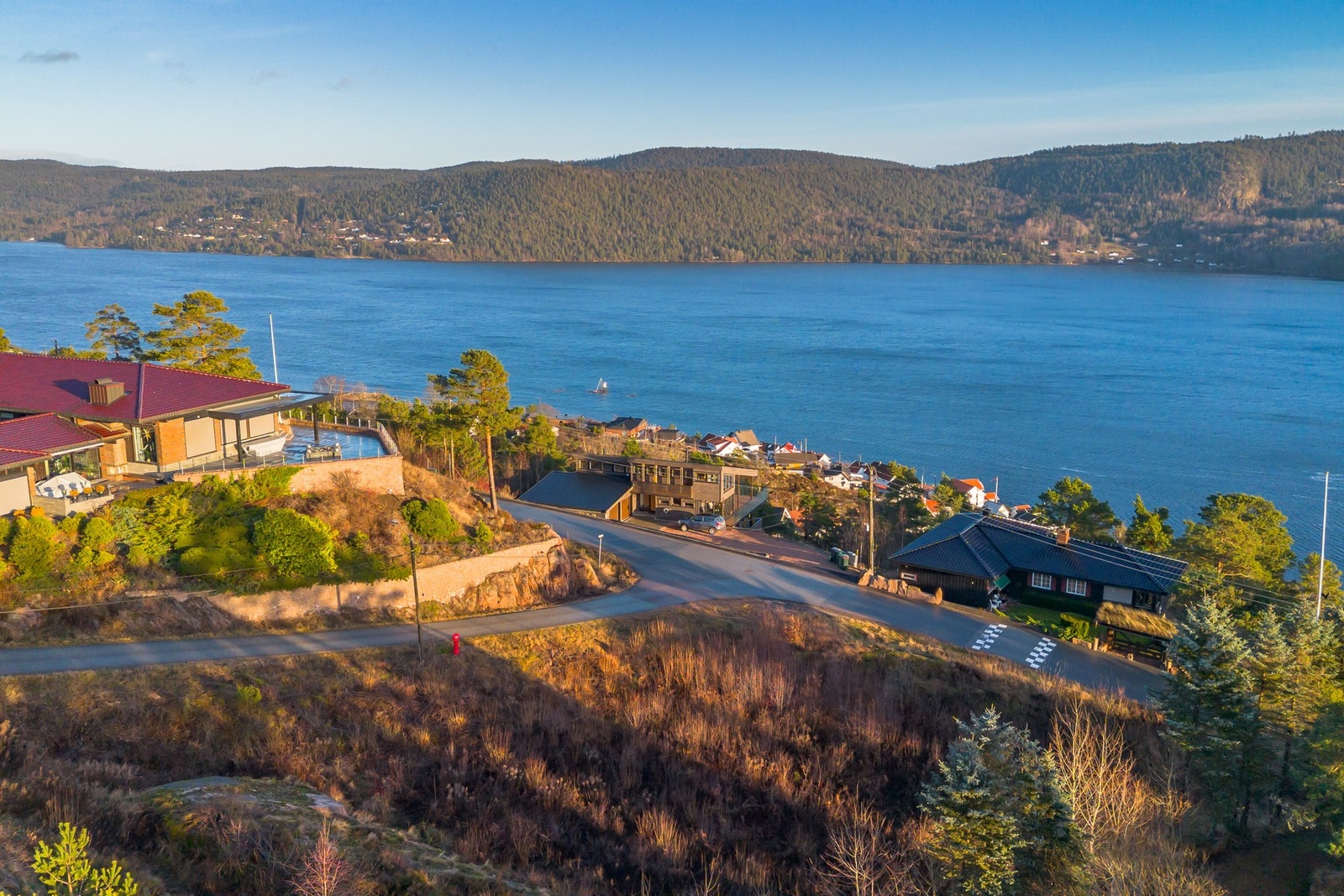 Flott utsikt over Svelvik og fjorden Galleribilde
