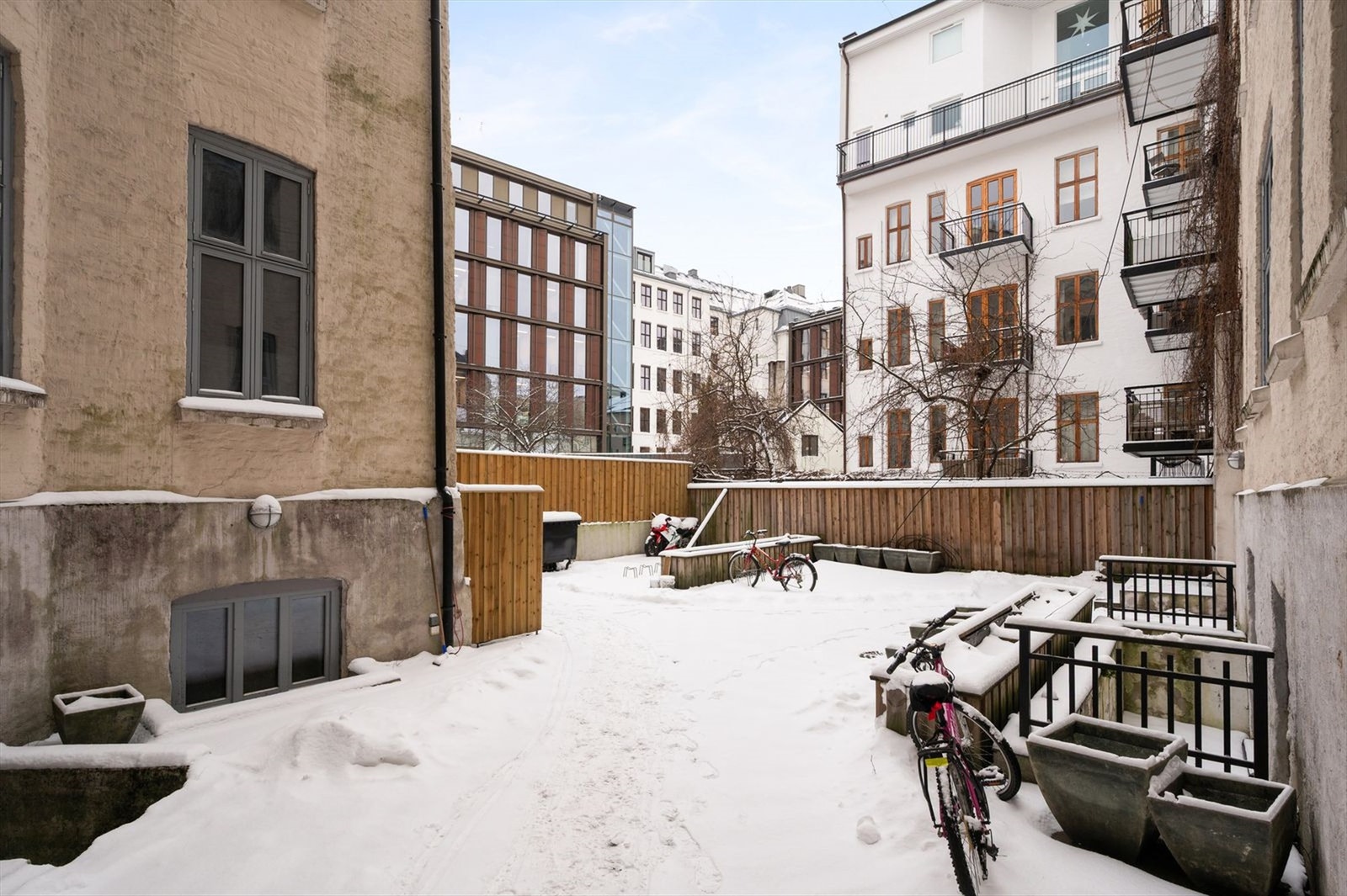 Bakgård Galleribilde