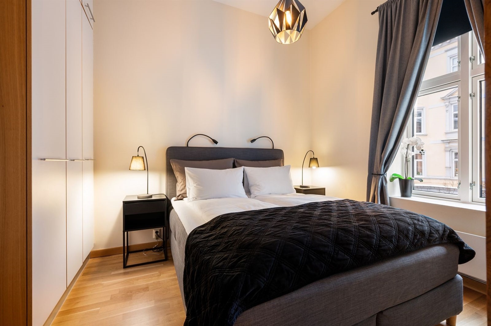 Soverommet fremstår lyst og romslig med god plass til dobbeltseng og øvrig møblement. Galleribilde