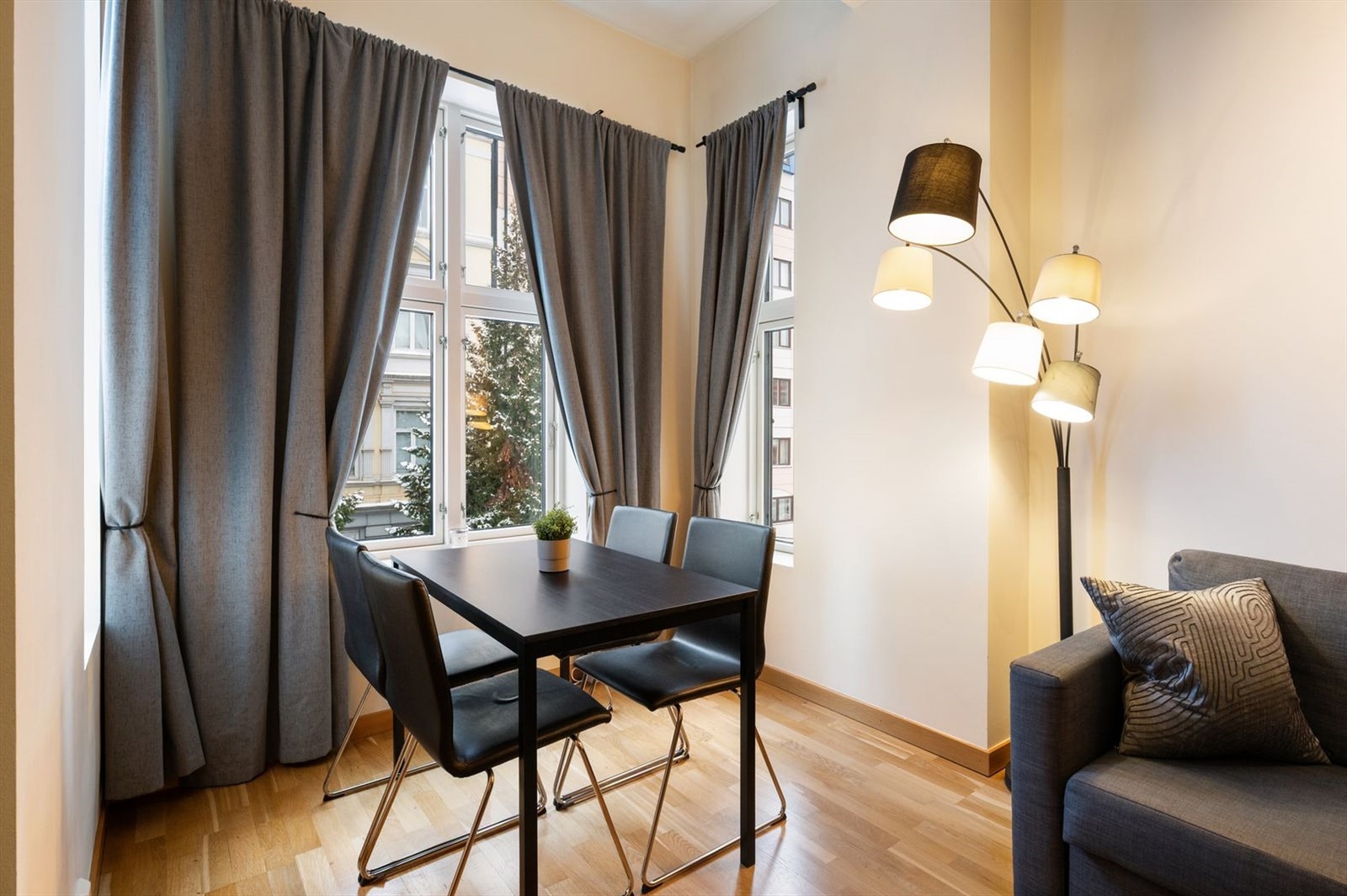 Parkett på gulv og lyse, glatte flater på vegger og himling gir et stilrent og harmonisk uttrykk. Galleribilde