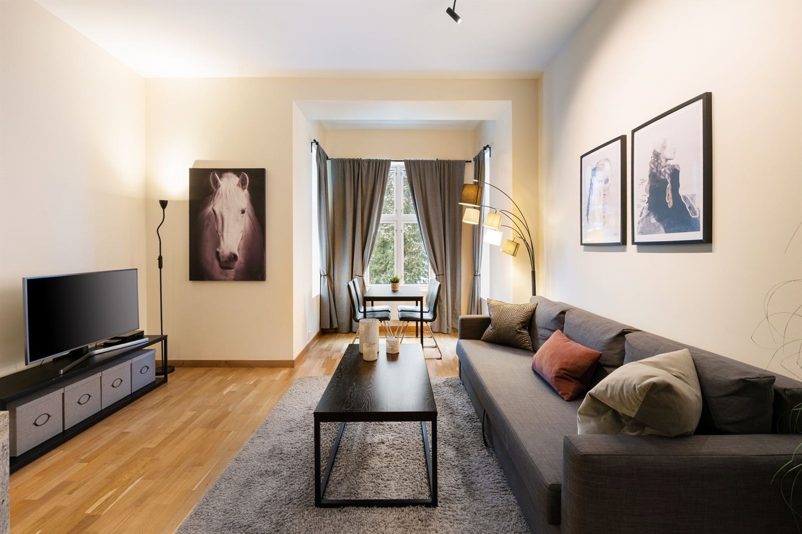 Hyggelig stue med plass til sofa med tilhørende salongbord, tv med tilhørende tv-møbler og spisebord. Galleribilde