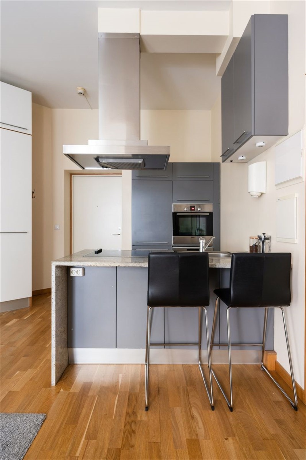 integrerte hvitevarer bestående av stekeovn, keramisk platetopp, oppvaskmaskin og kjøleskap med frysedel. Galleribilde