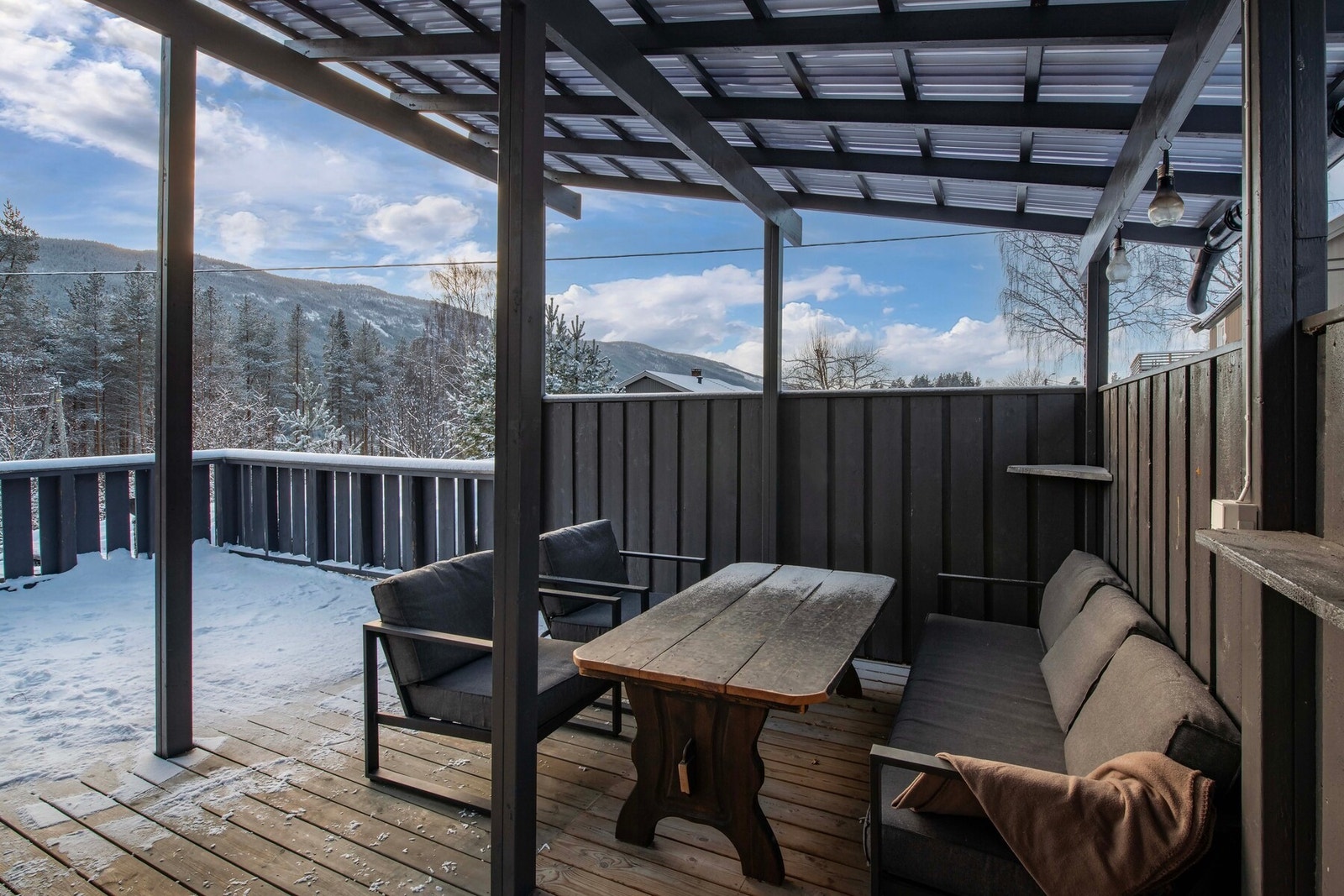 Nyt solfylte dager ute på verandaen. Galleribilde