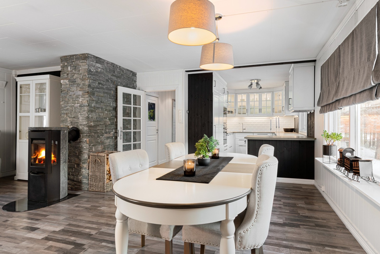 God plass til en spisegruppe, med plass til hele familien. Galleribilde