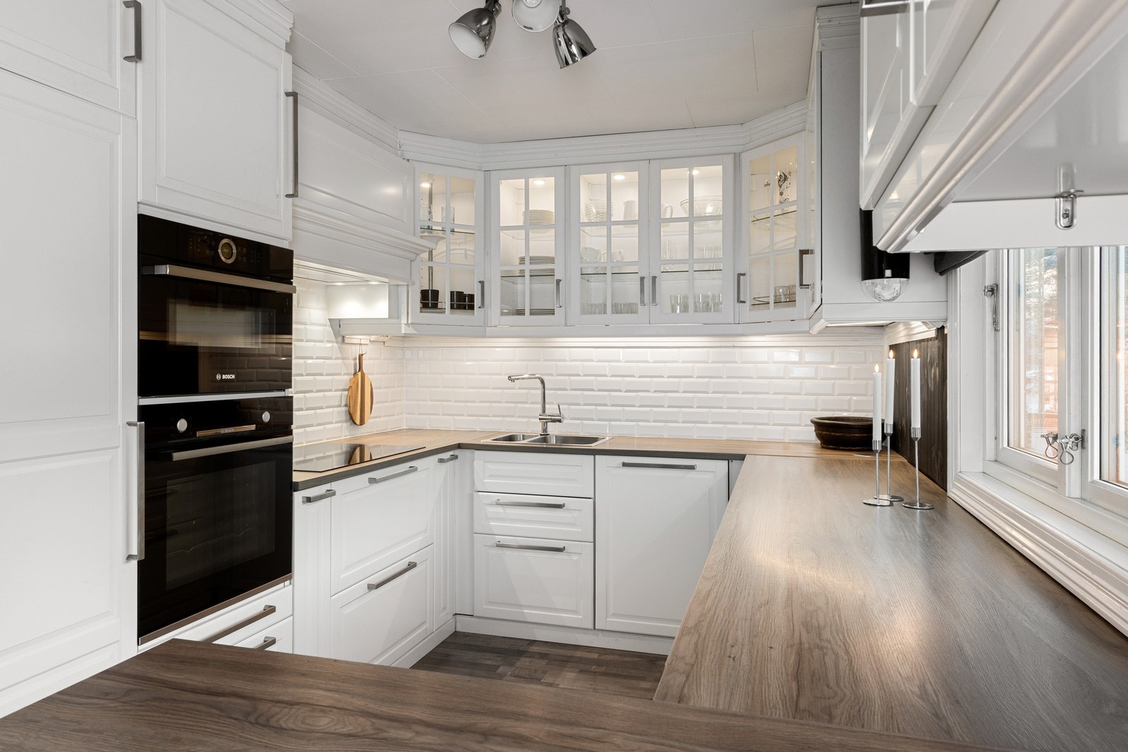 Godt med skap og benkeplass til oppbevaring og matlaging. Galleribilde