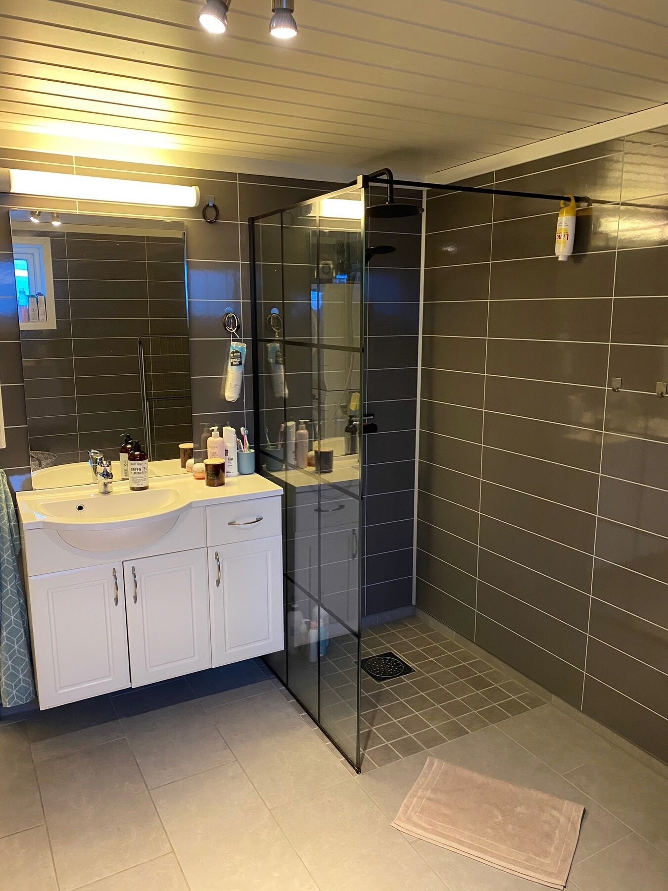 Utleieleiligheten har et romslig bad. (Selgers bilde) Galleribilde