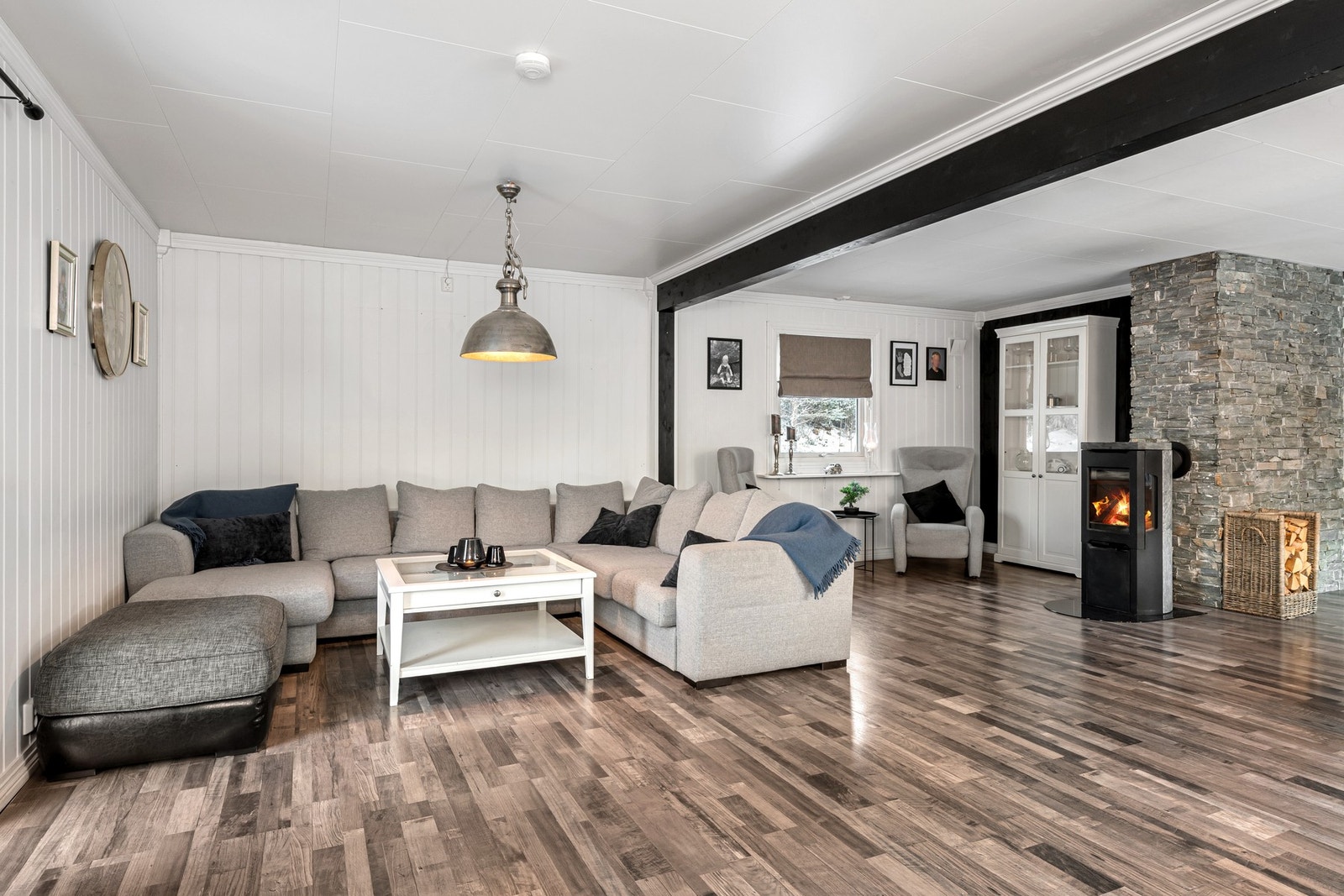 Stuen har plass til en romslig sofagruppe. Galleribilde