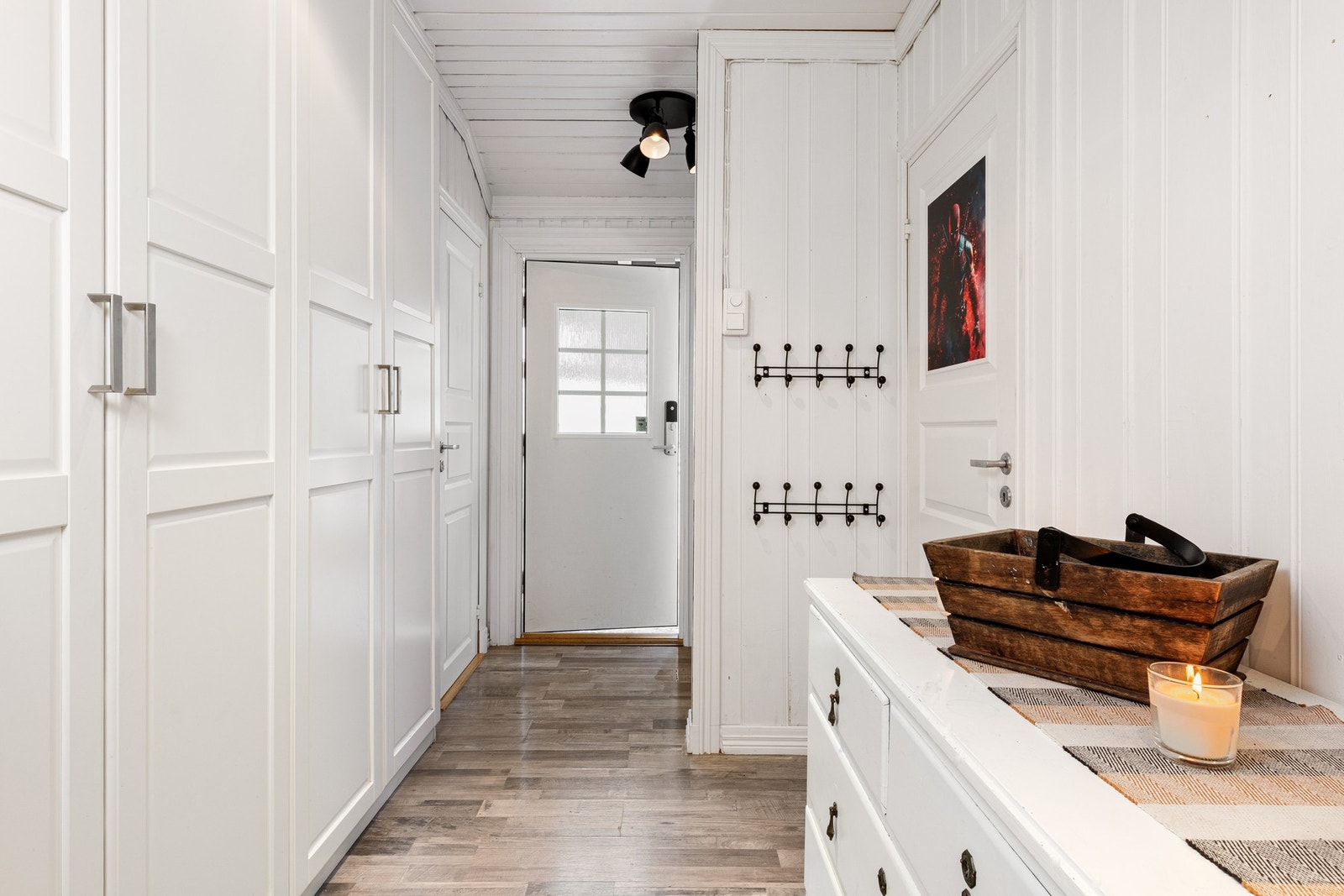 Inngangspartiet har integrerte skap, som gjør oppbevaring av yttertøy enkelt. Galleribilde