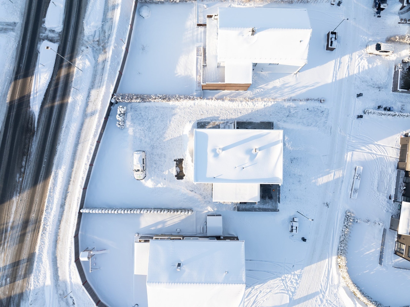 Tomten er per definisjon fellesareal. Hver seksjon utfører gressklipping av én halvdel av plen som er anlagt innenfor gårdsplassen. Galleribilde
