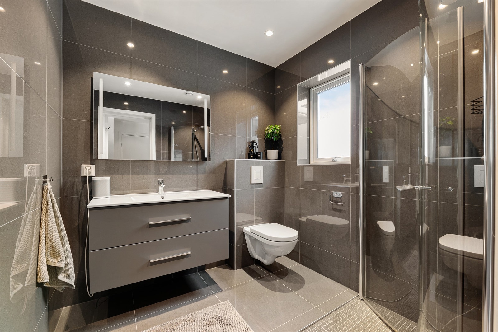 Innbydende bad i begge etasjer er i det daglige like bekvemmelig som praktisk. Begge utstyrt med dusj og klosett. Galleribilde