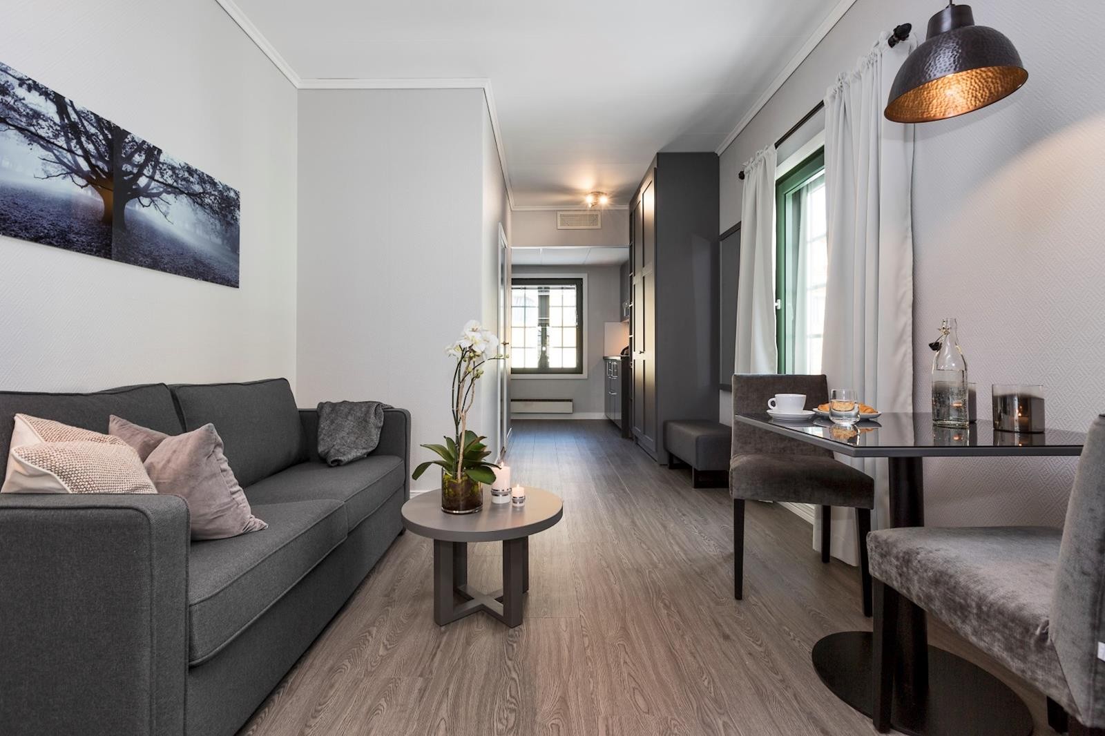 Sofagruppe og frokostbord ved TVen Galleribilde