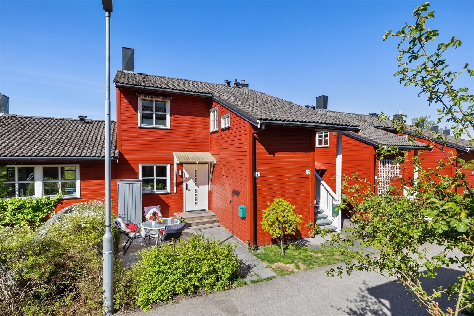 Uteplassen ved inngangspartiet har morgen og formiddagssol. Galleribilde