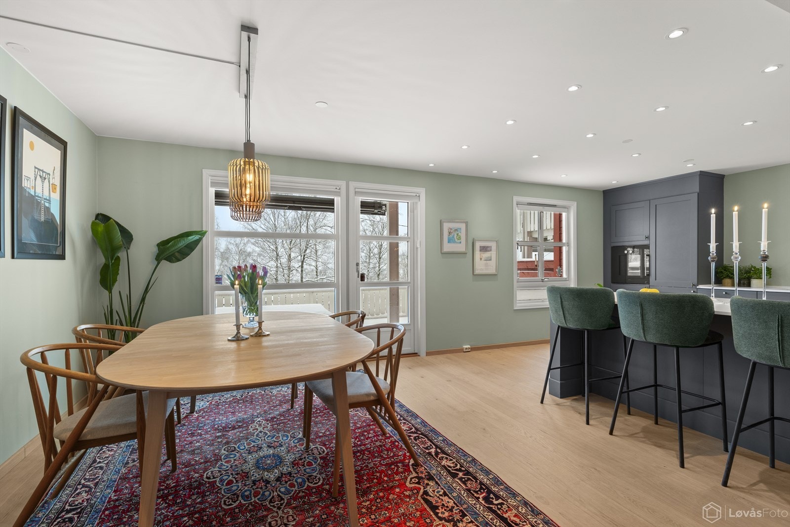 Det er åpen løsning til kjøkkenet. Rikelig med plass til stort spisebord samt utgang til markterrassen. Galleribilde