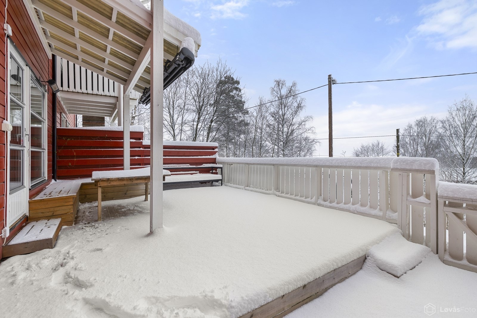 Ut fra stuen er det stor markterrasse med sol på dag, ettermiddag og kveld. Plassbygget sittebenker med lagringsplass Galleribilde