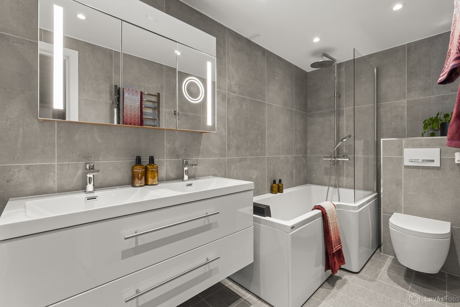 Badet ble oppusset i 2020. Badet er romslig og oppusset med delikate fliser Galleribilde