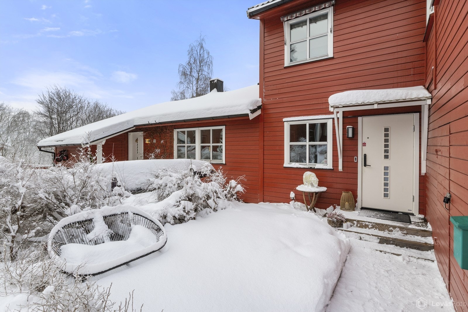 Under vinterstemningen befinner det seg en hyggelig uteplass med morgensol. Galleribilde